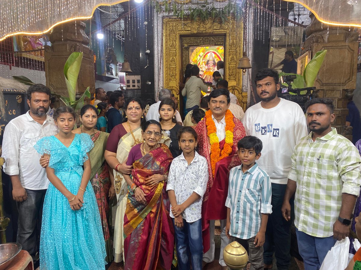 badiginchalach4's tweet photo. విజయదశమి  సందర్భంగా  జమ్మలమడుగు పట్టణం లో శ్రీ చౌడేశ్వరీ అమ్మవారును,అంబభవాని అమ్మవారును, శ్రీ వాసవీ కన్యకా పరమేశ్వరీ అమ్మవారు ను దర్శించుకొని ప్రత్యేక పూజలు నిర్వహించిన *ఆంధ్రప్రదేశ్ రాష్ట్ర హస్తకళల  అభివృద్ధి కార్పొరేషన్(లేపాక్షి) మాజీ చైర్ పర్సన్ శ్రీమతి బడిగించల విజయలక్ష్మి* https://t.co/DufRkhw0V8