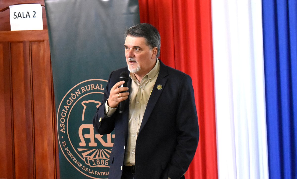 arp_py's tweet image. DR. DANIEL PRIETO DAVEY: “VACUNAR ES LA PÓLIZA DE SEGURO MÁS BARATA QUE TENEMOS”
El Presidente de la ARP manifestó que con la vacunación el sector se siente seguro de que el Paraguay va a seguir siendo un país libre de Fiebre Aftosa.
👉acortar.link/craeCw