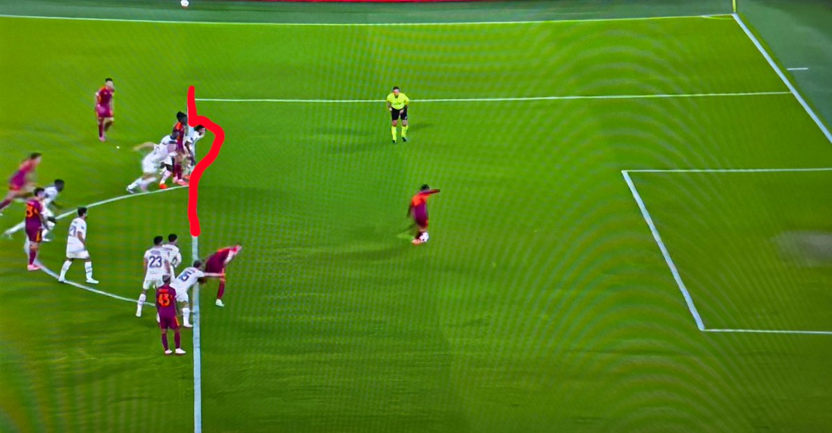 BlaBlaFoot_app's tweet image. Il a appliqué les nouvelles règles entréesen vigueur cette saison. Et encore, il aurait pu refaire tirer une quatrième fois car le joueur qui dégage le 3e tir est également dans la surface avant le botté mais on dira que c'est acceptable dans ce cas

#ASRLOSC