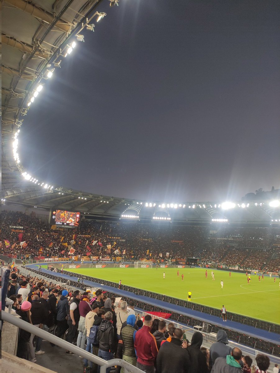 Una delle serate più surreali, e ne abbiamo viste e vissute tante.
Ripijamoci
#ForzaRoma