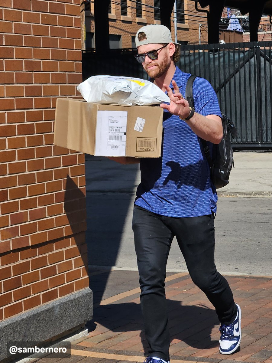 sambernero's tweet image. Pic I took of Carson Kelly arriving at Wrigley Field today. 

Go Cubs Go ⚾️🐻💙