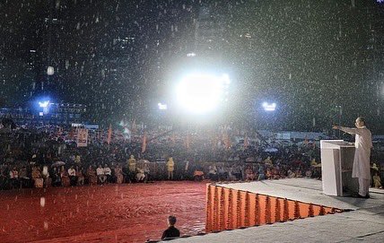 दसऱ्याचा मेळावा आणि शिवसैनिकांची जिद्द!
न थांबणारा पाऊस, न ढळणारा उत्साह – शिवतीर्थावरची गर्दी दाखवते की शिवसेना अजूनही मनात आणि रक्तात आहे.
