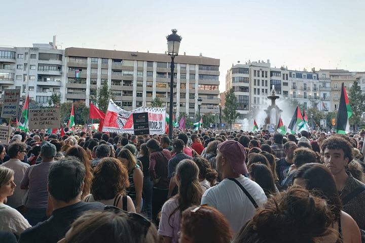 IndeGranada's tweet photo. Miles de personas se concentran en la Fuente de las Batallas en protesta por la detención de la Flotilla y el genocidio de Israel en Gaza
⬇️
https://t.co/dCrDxebyCD https://t.co/32FN9blVHE