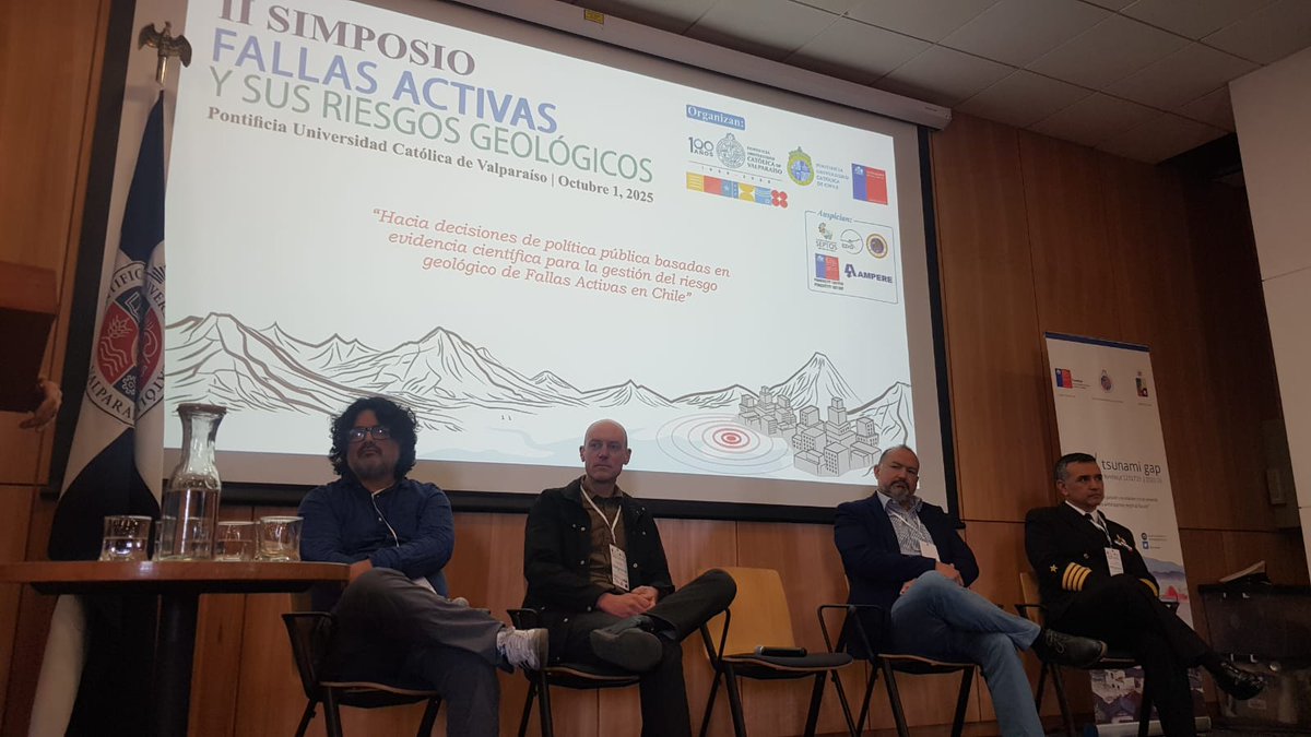 Un equipo de profesionales de nuestra subdirección de Geología participó ayer del "II Simposio de Fallas Activas y sus riesgos geológicos", realizado en la Casa Central de la <a href="/pucv_cl/">PUCV</a> . Te invitamos a revisar la jornada completa en el siguiente link: youtube.com/live/gcCyup3qr…