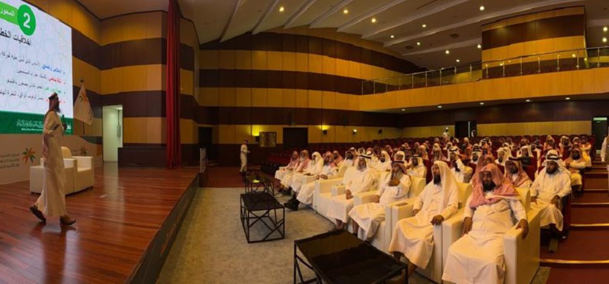 أقامت #وزارة_الشؤون_الإسلامية ممثلةً بمعهد الأئمة والخطباء، اليوم الخميس 10 ربيع الآخر 1447هـ، البرنامج التدريبي لتطوير مهارات خطباء الجوامع بمحافظة الأحساء، متناولاً محاور في أخلاقيات الخطابة، وبناء الشخصية المؤثرة، وتعزيز التأثير الإيجابي في المجتمع.
ويأتي هذا البرنامج ضمن