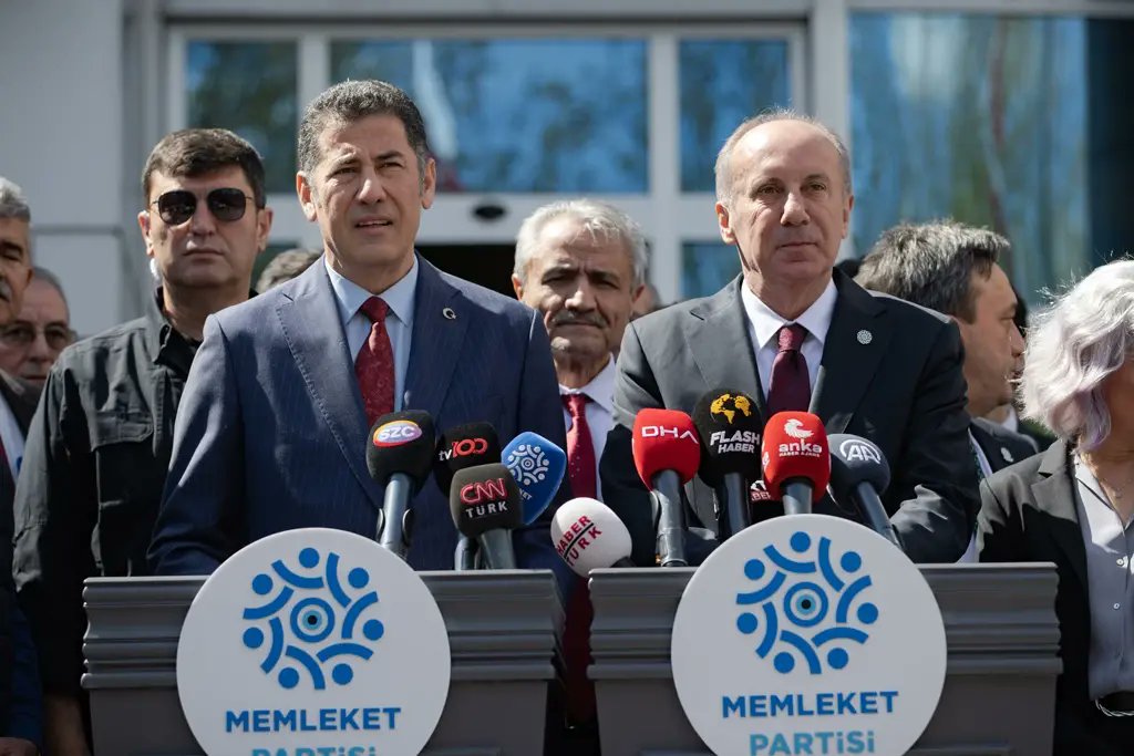 MRemziSolak's tweet photo. Sayın vekil, madem merak ediyorsunuz Muharrem beyin Sinan beyden farkını anlayabileceğiniz seviyede size basitçe izah edeyim.

Sinan bey, Türk milliyetçilerini adaysız bırakmayacağının sözünü tutarak çok zor şartlar altında 100bin imza toplamayı başardı, aday oldu ve 1. Turda %5.2 oy aldı. Muharrem bey ise kendisi gibi solcu ve sosyal demokrat bir aday varken aday oldu, kendisine imza verenleri ve partililerini yarı yolda bırakıp adaylıktan çekildi.

Sinan bey 1. turda aldığı oylarla Cumhurbaşkanlığı seçiminin Cumhuriyet tarihinde ilk kez ikinci tura kalmasını sağladı. Muharrem bey ise seçmeninin Cumhuriyet tarihinde ilk kez çekilen bir adaya oy vermesini sağladı, birçok genç attığı imzayı seçimden çekilen bir adaya verdiği için pişman oldu.

Sinan bey HDP'nin değil iddia ettiği gibi Türk milliyetçilerinin Cumhurbaşkanlığı seçimlerinde kilit olmasını sağladı. Muharrem bey ise sosyal demokrat seçmenin sükut-u hayale uğramasına neden oldu.

Sinan bey aldığı sonuç ve verdiği kararla sağ seçmene ilerisi için umut vaad eden bir siyasi lider olurken; Muharrem bey ise sol taraf için umudun tükenişi haline geldi.

Hep farklarından bahsettik son olarak bir de Sinan beyle, Muharrem beyin ortak özelliğinden bahsedelim. Her ikisi de sizin partinizin ahlaksız iftiralarına maruz kaldı.

Ha bu arada, Muharrem bey en azından sizin gibi sosyal demokrat seçmenin oylarıyla Ali Babacan'ın ve Ahmet Davutoğlu'nun 20-30 milletvekiliyle meclise girip, grup kurmasına sebep olmadı.