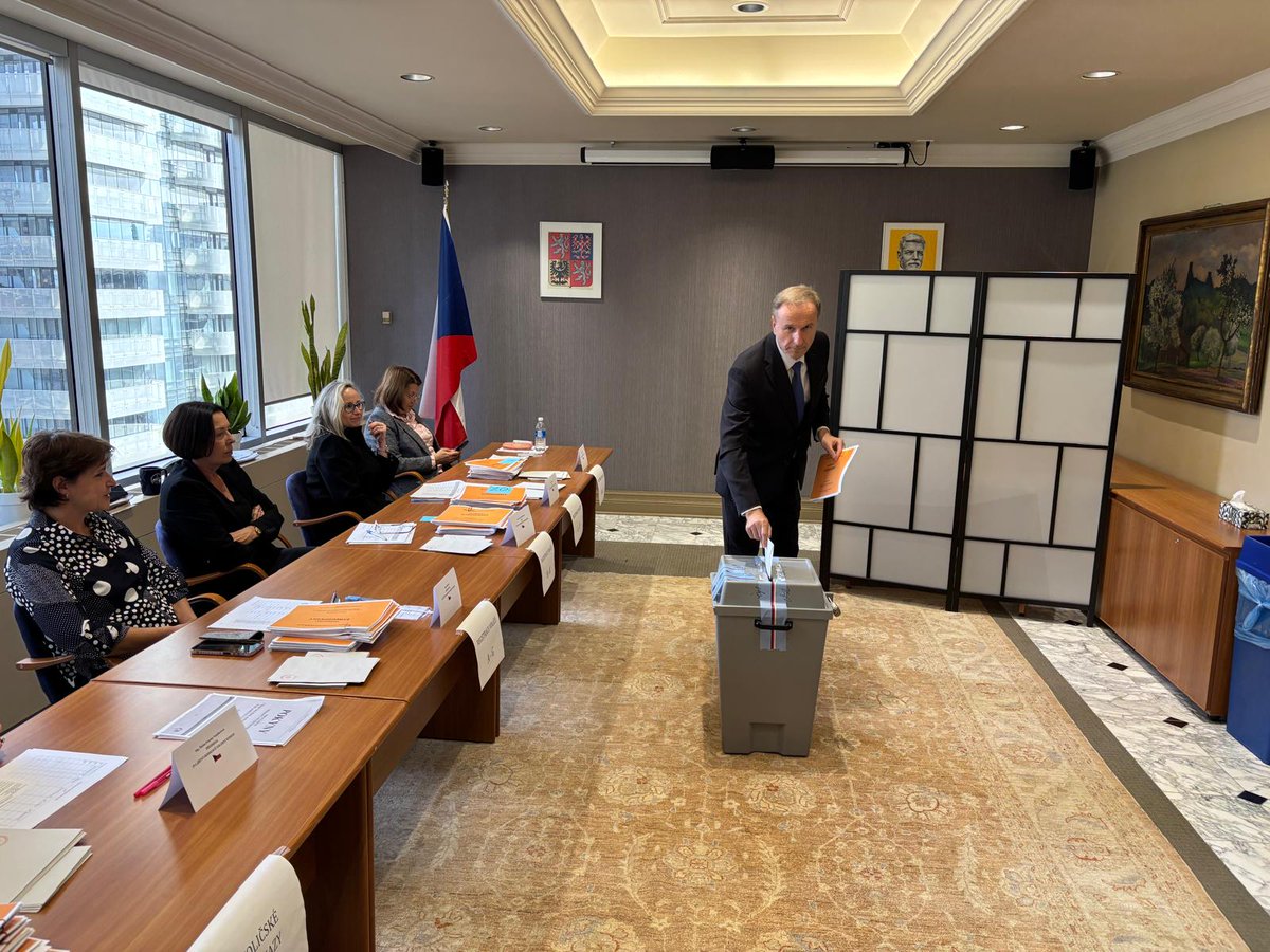 CZinToronto's tweet photo. Volby do PSP ČR odstartovaly i v Kanadě! Volební místnost na Generálním konzulátu v Torontu byla již otevřena. Volit zde můžete dnes do 21 hod. a zítra od 14 hod. do 21 hod. #volby2025 #Kanada #krajane @mzvcr https://t.co/h4GaAyLD3y