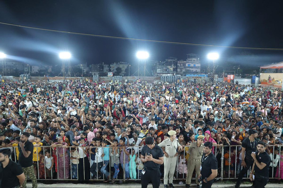CRPaatil's tweet photo. અનિષ્ટનું દહન, અસત્યનું દહન, અધર્મનું દહન…..

દશેરાનાં પાવન અવસર નિમિત્તે લિંબાયત ઉત્સવ સમિતી અને યુથ ફોર ગુજરાત દ્વારા યોજાયેલા રાવણ દહન કાર્યક્રમમાં ઉપસ્થિત રહી અસત્ય પર સત્યનાં અને અધર્મ પર ધર્મનાં વિજયને વધાવવાનો અવસર સાંપડયો. ખૂબ મોટી સંખ્યામાં ઉપસ્થિત રહેલા સૌની સુખાકારી માટે પ્રાર્થના કરી, સૌને દશેરાનાં પર્વની શુભેચ્છાઓ પાઠવી.