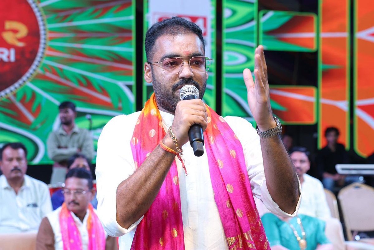 CRPaatil's tweet photo. અનિષ્ટનું દહન, અસત્યનું દહન, અધર્મનું દહન…..

દશેરાનાં પાવન અવસર નિમિત્તે લિંબાયત ઉત્સવ સમિતી અને યુથ ફોર ગુજરાત દ્વારા યોજાયેલા રાવણ દહન કાર્યક્રમમાં ઉપસ્થિત રહી અસત્ય પર સત્યનાં અને અધર્મ પર ધર્મનાં વિજયને વધાવવાનો અવસર સાંપડયો. ખૂબ મોટી સંખ્યામાં ઉપસ્થિત રહેલા સૌની સુખાકારી માટે પ્રાર્થના કરી, સૌને દશેરાનાં પર્વની શુભેચ્છાઓ પાઠવી.