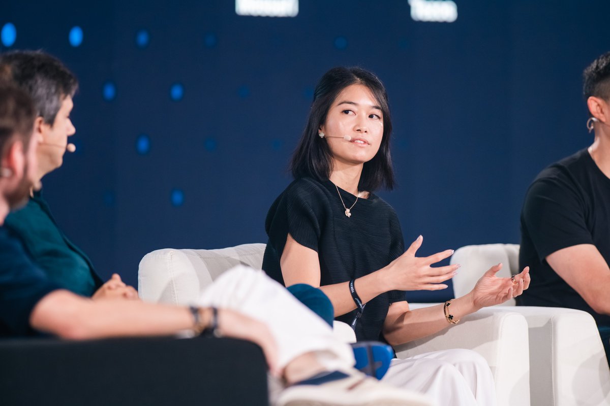 0x_eunice's tweet image. A few snaps from #TOKEN2049 Singapore and "The Race to Scale: Who Will Power the Next 100M Users".
I both heard and shared several similar sentiments with my co-panelists on what scaling requires, but a few things that still makes @monad unique:
1. Monad is not a fork. It's…