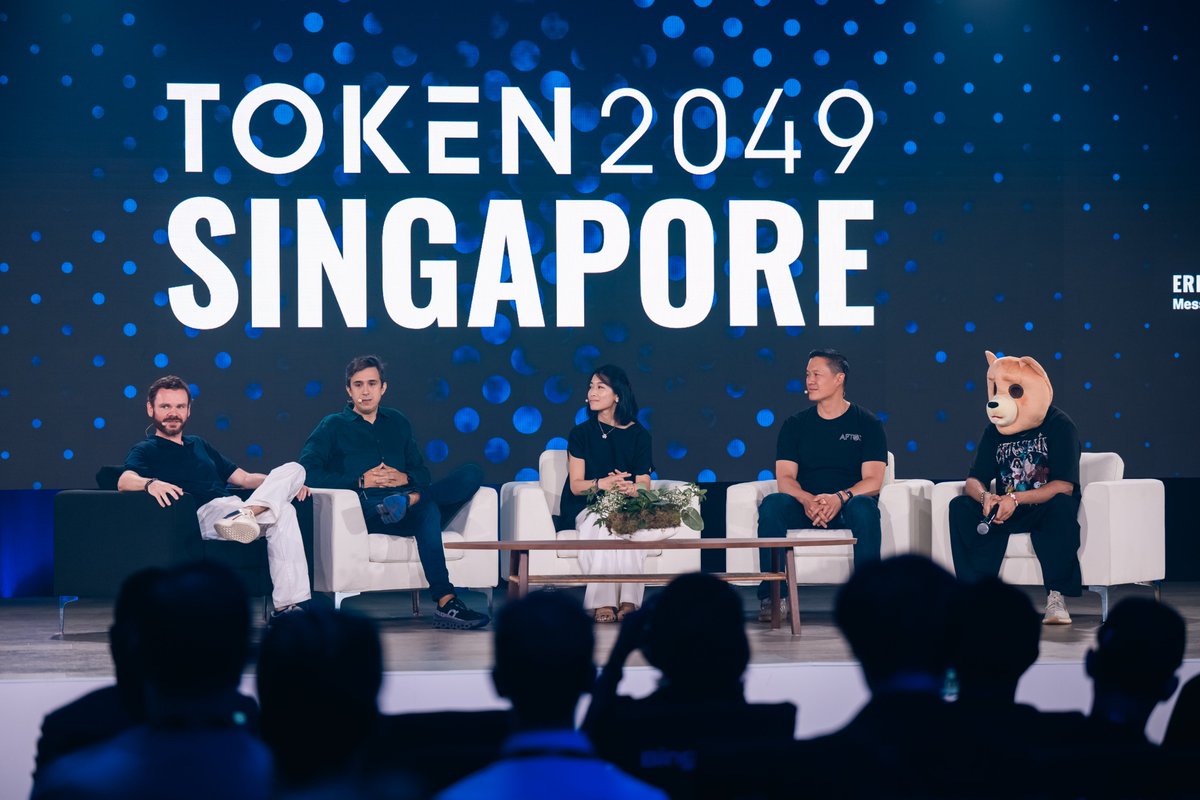 0x_eunice's tweet image. A few snaps from #TOKEN2049 Singapore and "The Race to Scale: Who Will Power the Next 100M Users".
I both heard and shared several similar sentiments with my co-panelists on what scaling requires, but a few things that still makes @monad unique:
1. Monad is not a fork. It's…
