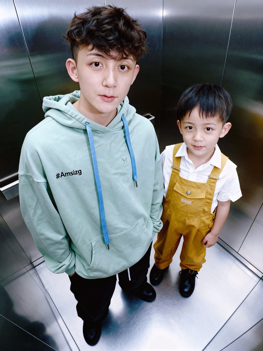 與小時候自己合影