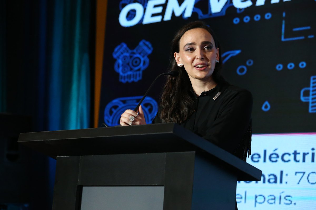inaoficialmx's tweet photo. 🏆 #CIIAM2025 | Altagracia Gomez Sierra, Coordinadora del #CADERR nos acompañó durante el Premio Nacional Industria Automotriz 2025.

💬 "Las empresas familiares —pequeñas, medianas o grandes— son el motor y el futuro de México."

#INAoficial https://t.co/IteI740i8s