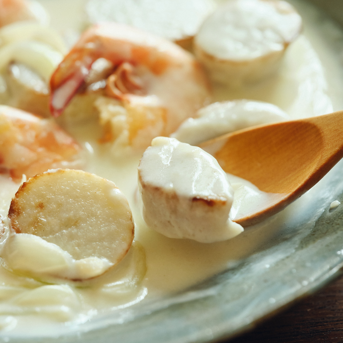 こんがり焼いた里芋とえびのクリームシチュー

芋がおいしい季節です。じゃが芋、里芋、さつま芋。でも、芋が主役で献立のメインを張れるレパートリーって、意外とあまり知らないもの。