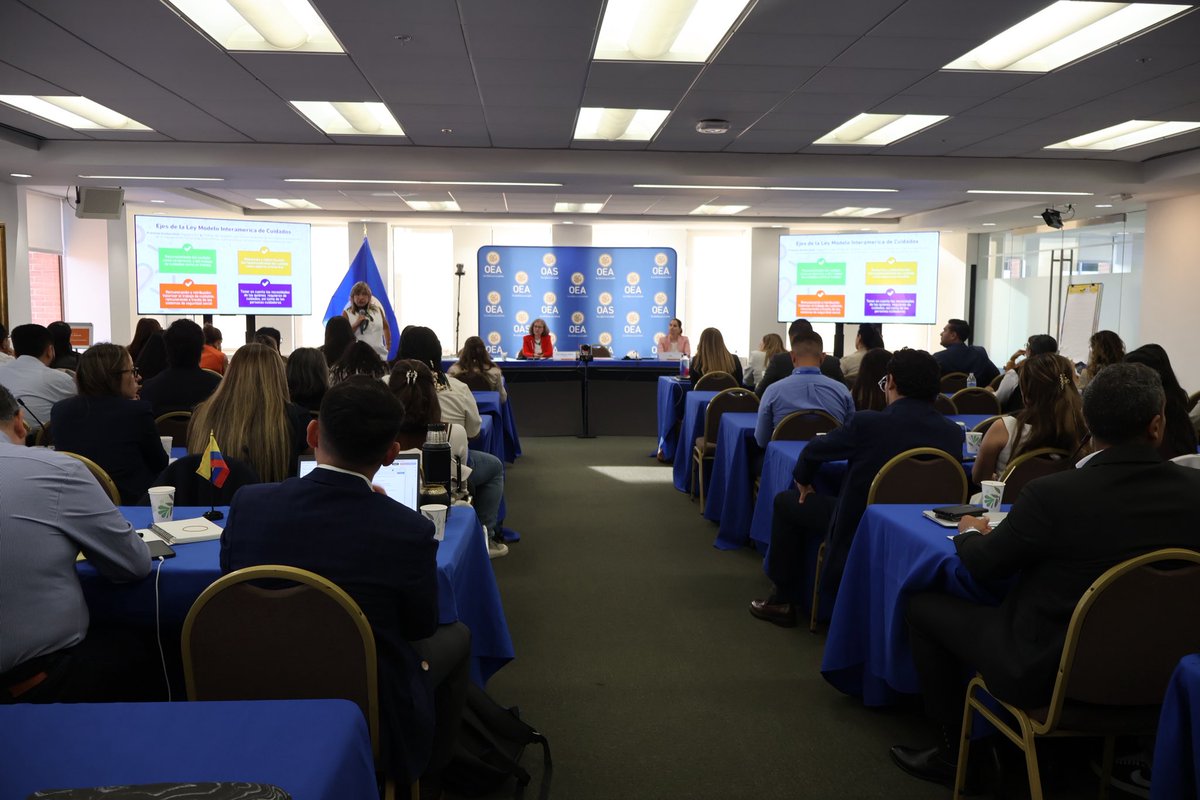AlejandraMoraM's tweet photo. Este jueves participé en la V Edición de Diplomado de @EscuelaOEA, que reunió a más de 70 profesionales de 15 países de la región. 

Fue un espacio de formación y análisis sobre los retos de la gobernanza y la gestión pública en el sistema interamericano.

Compartí la historia, los mandatos y las funciones de la @CIMOEA, así como el impacto de su trabajo a lo largo de casi un siglo. También presenté los desafíos que persisten para avanzar en los derechos de las mujeres en las Américas. La experiencia de la CIM muestra cómo, a través de la cooperación multilateral, se pueden generar marcos normativos, políticas públicas y mecanismos de protección que transforman realidades.

Estos espacios de formación que promueve la @OEA_oficial son vitales para comprender que la igualdad de género no es un tema accesorio en las políticas públicas, sino un eje transversal que fortalece la democracia, la justicia y la eficacia de la institucionalidad en toda la región. 🌎💜