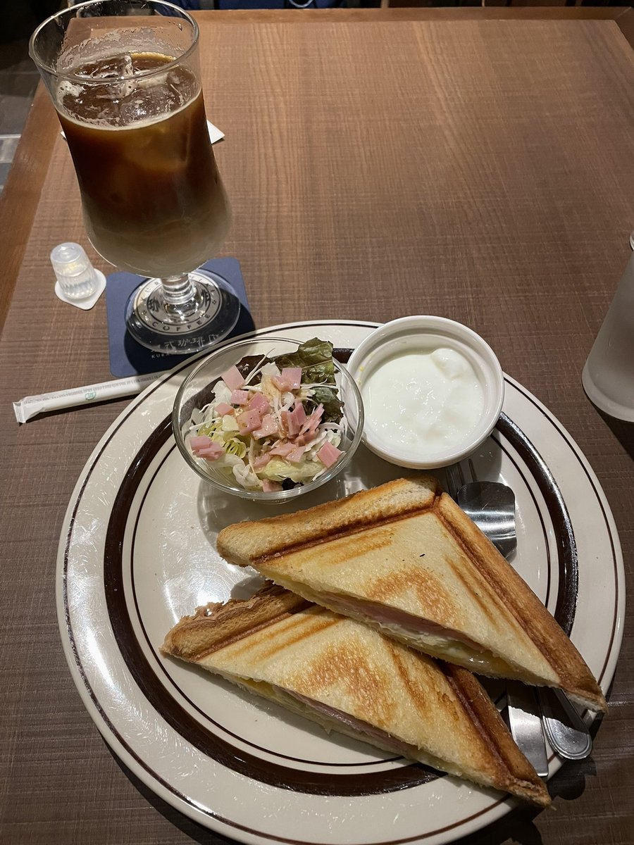 ukon_toushi's tweet image. 名古屋最終日にして初の朝食。倉式珈琲店にてハムチーズホットサンドモーニングを。サラダとヨーグルトもついた充実のワンプレートで元気をチャージ！
#倉式珈琲店