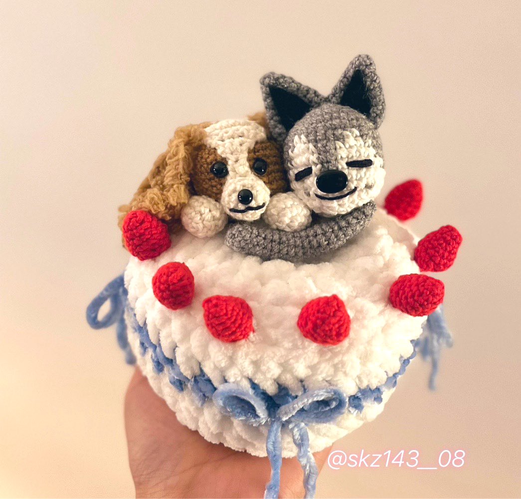 skz143__08's tweet photo. Happy Birthday, BangChan!🩷

最高にかっこいいリーダーだけど、時々見せる人間くさいチャニも全部大好き🥰
健康で素晴らしい1年を✨

今回はベリーとウルフチャンのケーキを編んだよ〜🧶🎂💕

#HappyBangChanDay
#찬이를_위해_햇살이_되어줄게
#GeniusMusicianBangChan
#StrayKids #스트레이키즈 https://t.co/L7xm2Y3dlg