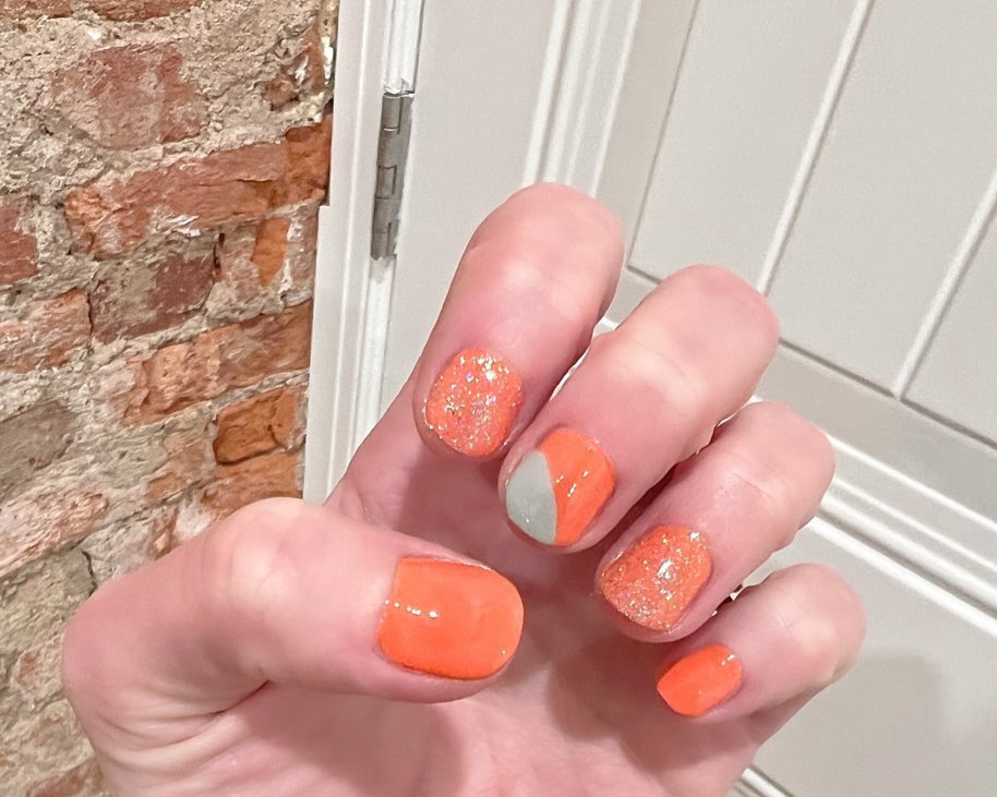 swiftbunnies's tweet image. #TSTheLifeofaShowgirl nails are ready ✅