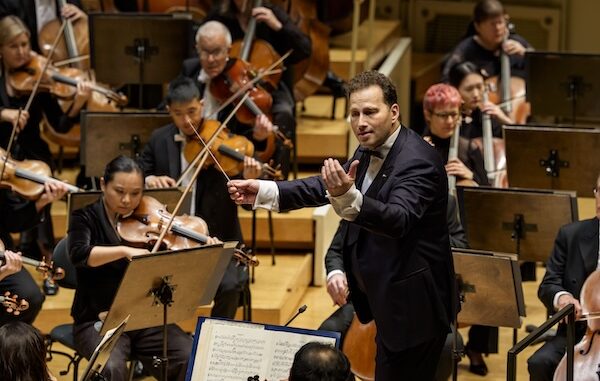 🎻 The Chicago Symphony Orchestra kicked off its 135th season with Mozart &amp; Elgar, led by guest conductor Nikolaj Szeps-Znaider and stellar performances by Teng Li.
🔗 bit.ly/46IbLT5  
<a href="/SplashMagWW/">Splash Magazines</a> <a href="/chicagosymphony/">Chicago Symphony Orchestra</a> #ClassicalMusic #OrchestraSeason