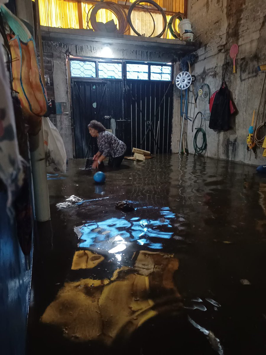 MarioGa38641074's tweet photo. Las lluvias eran esperadas y las áreas vulnerables estaban identificadas. Aun así, el gobierno estatal optó por no destinar recursos a drenaje ni a las obras indispensables. Hoy, los habitantes del Estado de México sufrimos las consecuencias de esa negligencia.
#EdomexBajoElAgua https://t.co/nnGBIKyhjR