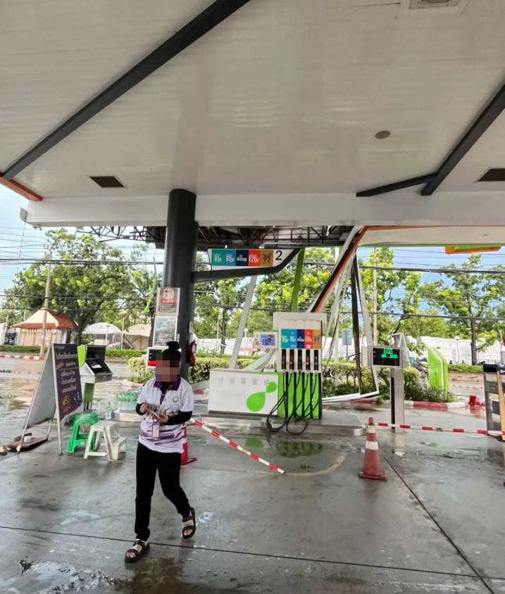 fm91trafficpro's tweet image. 07.04 น. ภาพความเสียหาย  หลังจากฝนหยุดตก อาคาร-ปั๊มน้ำมัน-ต้นไม้ ภายในเมืองทองธานี พังเสียหาย  บางจุดกีดขวางการจราจร เจ้าหน้าที่กำลังเร่งดำเนินการ #ฝนตก #รายงานจราจร #FM91 

ภาพ : กู้ภัยบูรพานนทบุรี