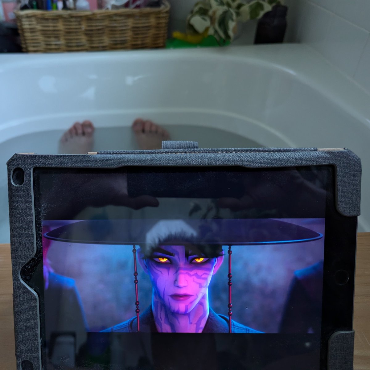 FireWalkre's tweet photo. Finally watching #KPDH while soaking out this sore back #BathsAreManly #RealMenTakeBaths #Fortnite #FortniteDad https://t.co/BY6Ka81nKl