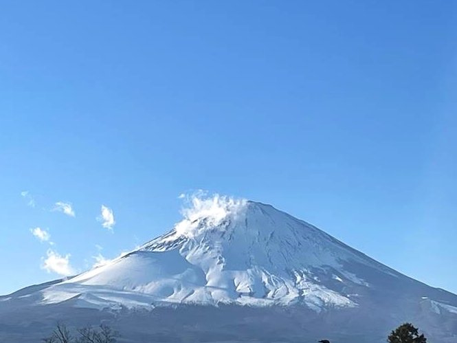 おはようございますｃ(｡･ω･｡)ａ

#登山の日 ということでいつぞや撮影した富士山です🗻
皆さま登山の経験はありますか？
静岡県出身の投稿担当は、富士山8合目までは登りました🙋‍♀️（山頂へは行かず）

今日も１日頑張っていきましょう！

#企業公式が朝の挨拶を言い合う
#企業公式相互フォロー祭り
