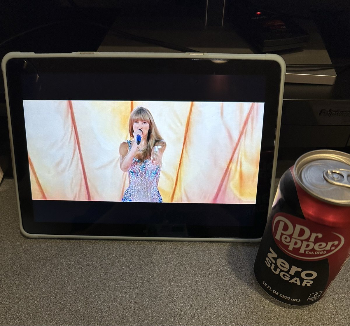 Kelsifer95's tweet image. Working overnights so this is my pregame before The Life of a Showgirl premier ❤️‍🔥 #ultrasoundtech #thelifeofashowgirl #TaylorSwift