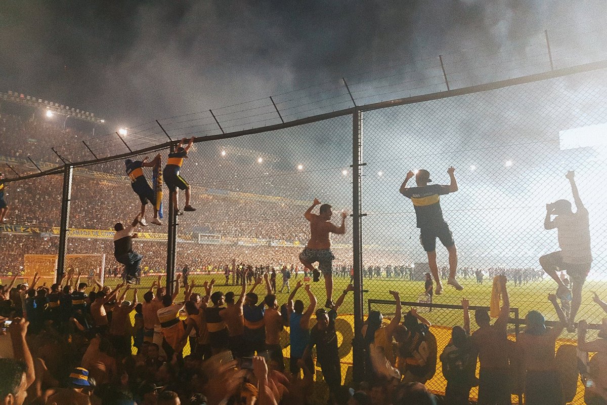 El hincha de Boca está en el momento más crítico de su historia: su felicidad depende exclusivamente de como le vaya a River, le cuesta expresar su disconformidad en la cancha con su presidente, puso por delante del escudo a un jugador, VOTÓ MAL y no se hace cargo. Futuro negro.