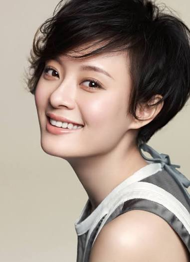 一次，主持人问孙俪：“你年入几千万，但是你爸还住在平民窟，干嘛不给他买一套房啊？”
没想到，孙俪一脸不爽地回怼：“我凭什么给他买房啊？”

主持人十分震惊地说：“难道孝敬父母不是子女的义务吗？”
孙俪接下来的一番话，让主持人低下了头，在场的观众也无话可说。