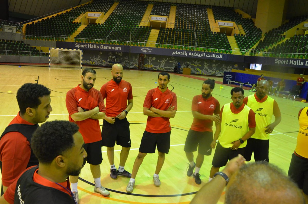 minifootballsa's tweet photo. اختتام دورة المدربين الأولى لكرة القدم المصغّرة بالمنطقة الشرقية، بعد ثلاثة أيام من المحاضرات النظرية والتطبيقات الميدانية.

 30 / 9 / 2025م – 2 / 10 / 2025م
 قدّم الدورة المحاضر الدولي / عبدالله الغامدي.
وسط إشادة بمستوى وتفاعل المتدربين.
تأتي هذه الدورة ضمن برامج الجمعية لتأهيل كوادر فنية معتمدة، بما يواكب مستهدفات #رؤية_السعودية_2030.
#وزارة_الرياضة
#كرة_القدم_المصغرة
#الشرقية
