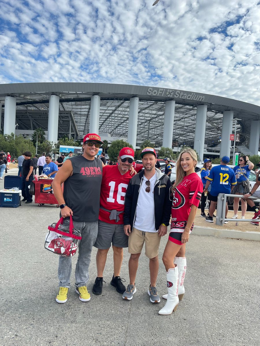 KatieMox's tweet image. Football is family. Let’s go, Niners! 

#FTTB