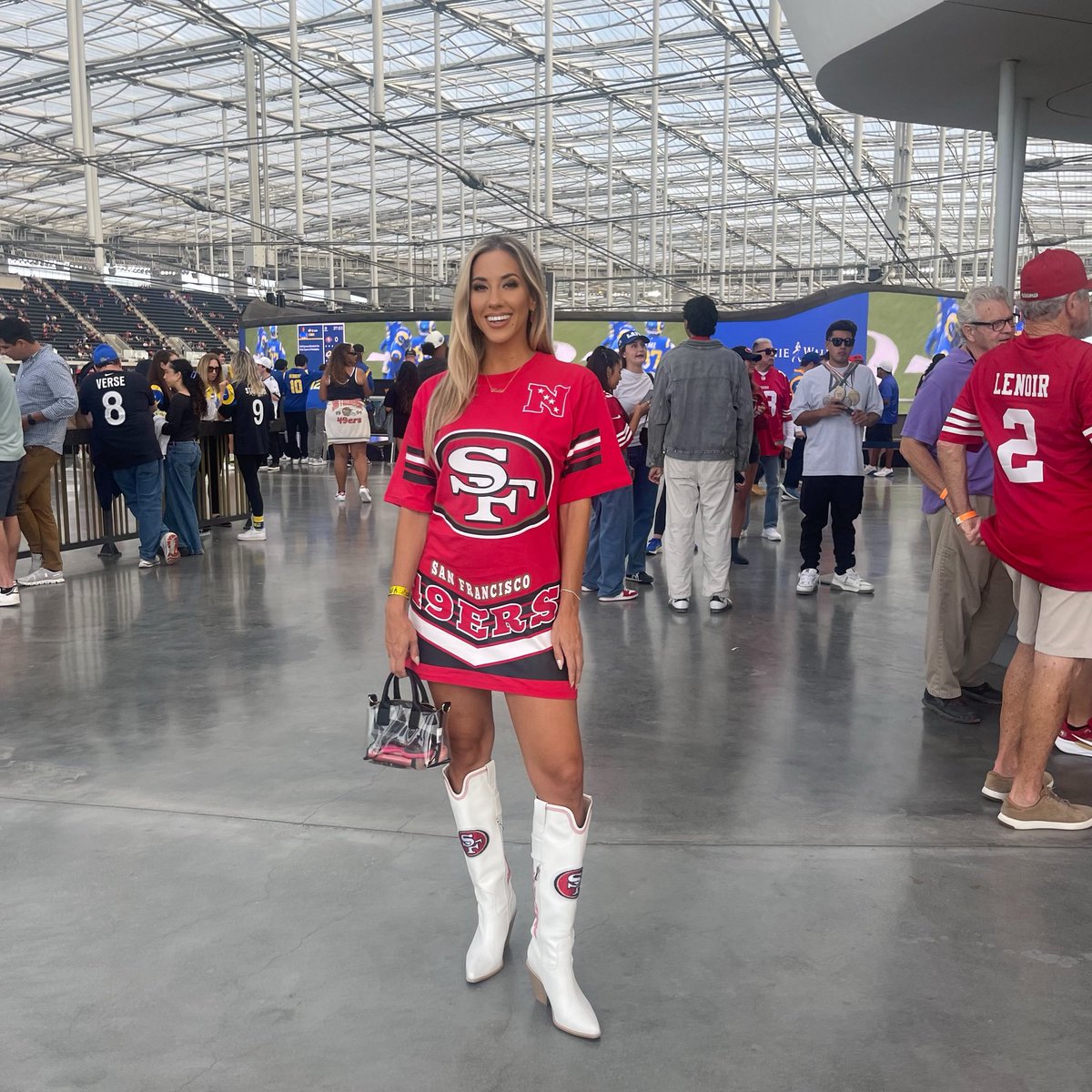 KatieMox's tweet image. Football is family. Let’s go, Niners! 

#FTTB