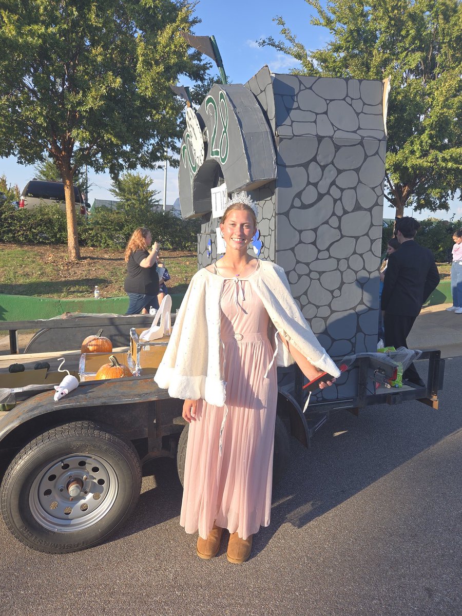 AddisonGutzmer's tweet image. Today was our homecoming parade! Our sophomore theme was Cinderella so I got to be Cinderella! @DerbyStuco @Derby_Softball