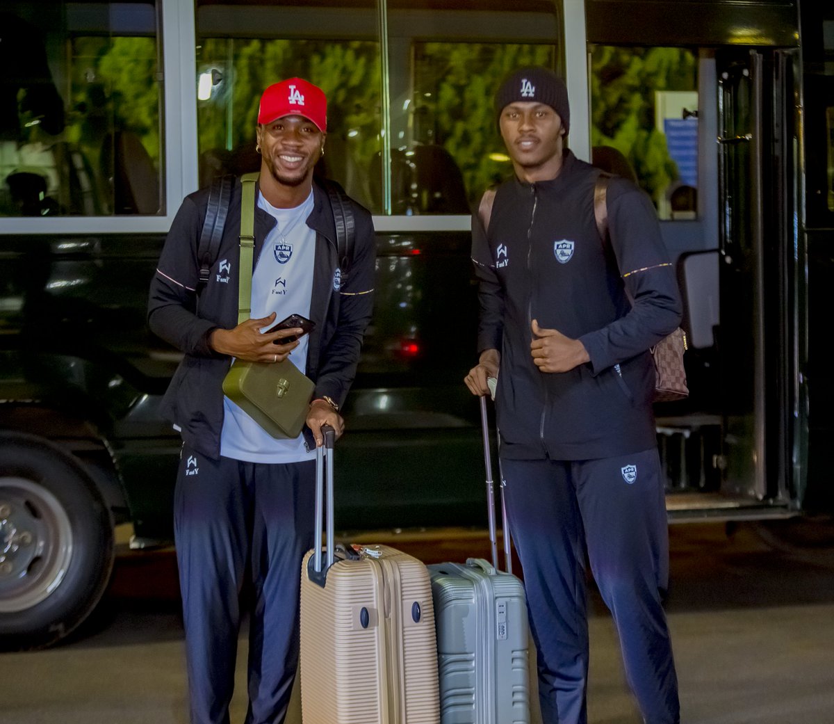 Ikipe yamaze kugera ku kibuga cy'indege cya Kigali, aho biteganijwe ko ihaguruka saa cyenda n'igice z'urukerera yerekeza i Cairo mu Misiri gukina umukino wo kwishyura wa CAF Champions League na Pyramids FC. 

#APRFC