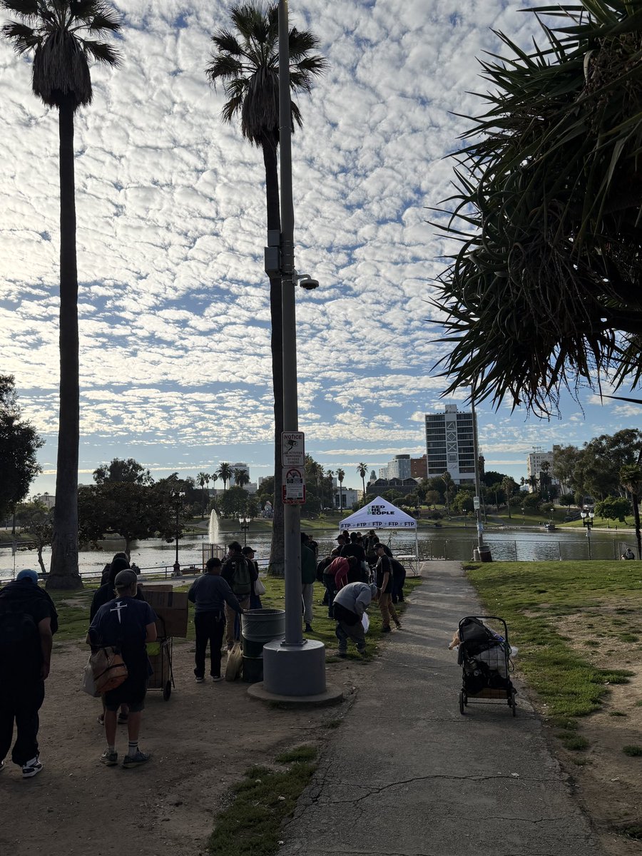 We made it to the park! 🌳 

Another day - another meal 🍽️ 

We’ll be here til 6pm then heading to skid row to feed with Bee A Little Better group 🐝
