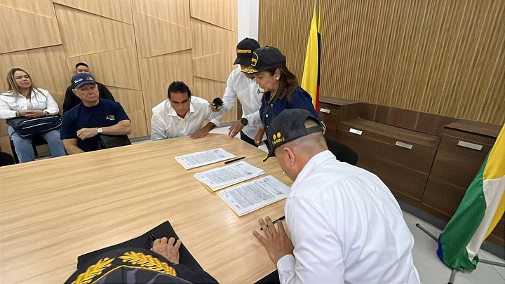 ECarados's tweet photo. Venezuela produce.
 La gobernadora del estado Nueva Esparta, Marisel Velásquez, firmó una alianza con el ministro de Industrias y Producción Nacional, Alex Saab, para la industrialización de la magnesita
#CuidemosLaPaz
#oriele https://t.co/giHA3W8OVw