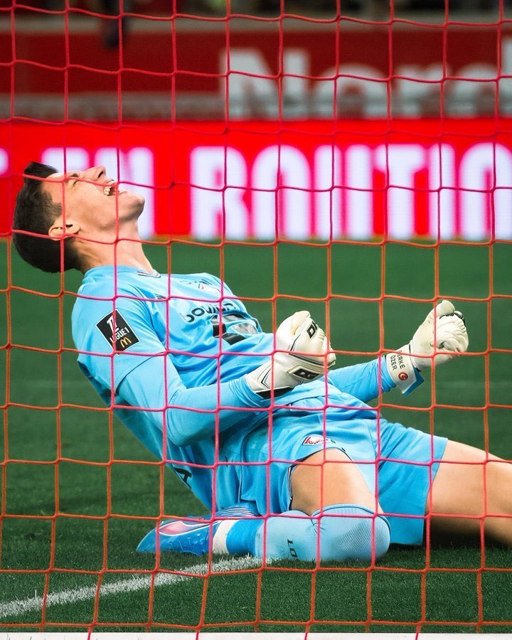 Berke Özer, Lille formasıyla inanılmazı başardı. 🇹🇷

• 85. dakikada penaltı kurtardı.
• Penaltı tekrarlandı, tekrar kurtardı.
• Ayağı çizgiye değdiği için 3. kez tekrarlanan penaltıyı da kurtardı.
#BerkeÖzer