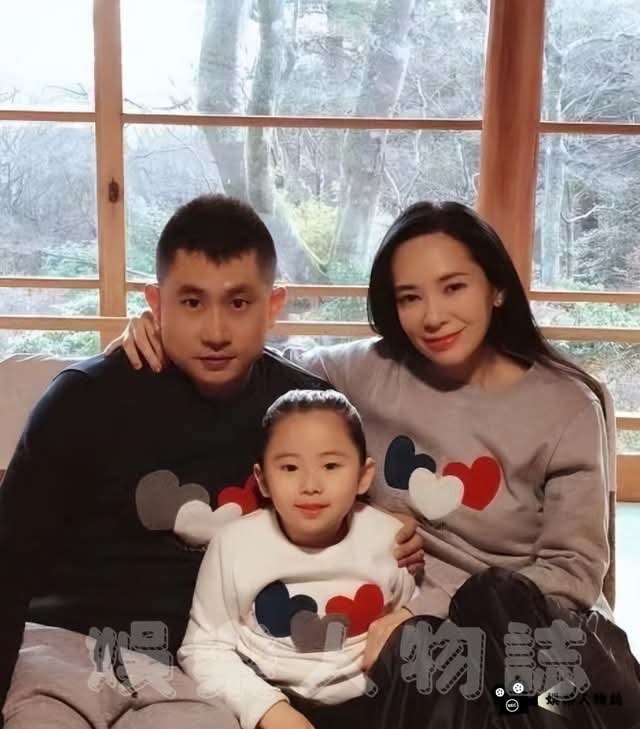 混血港姐郭羡妮在内地拍戏时，无意间把武术指导认成了好友张家辉，谁知最后竟嫁给了这个河南农村小伙，还倒贴了三套房！“我也是圈内人，我知道你不是那样的人。”

农村小伙朱少杰无视外界对他“接盘侠”的谩骂，果断迎娶港姐郭羡妮，婚后郭羡妮竟倒贴三套房。