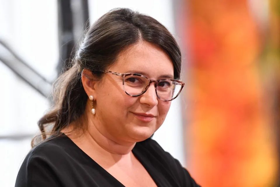 AFpost's tweet image. Pro-Israel journalist Bari Weiss, whose media blog The Free Press is being purchased by Paramount for $150 million, is slated to become CBS News’ editor-in-chief. 

Unconventionally, she will report straight to Paramount CEO David Ellison, bypassing both CBS News President Tom…