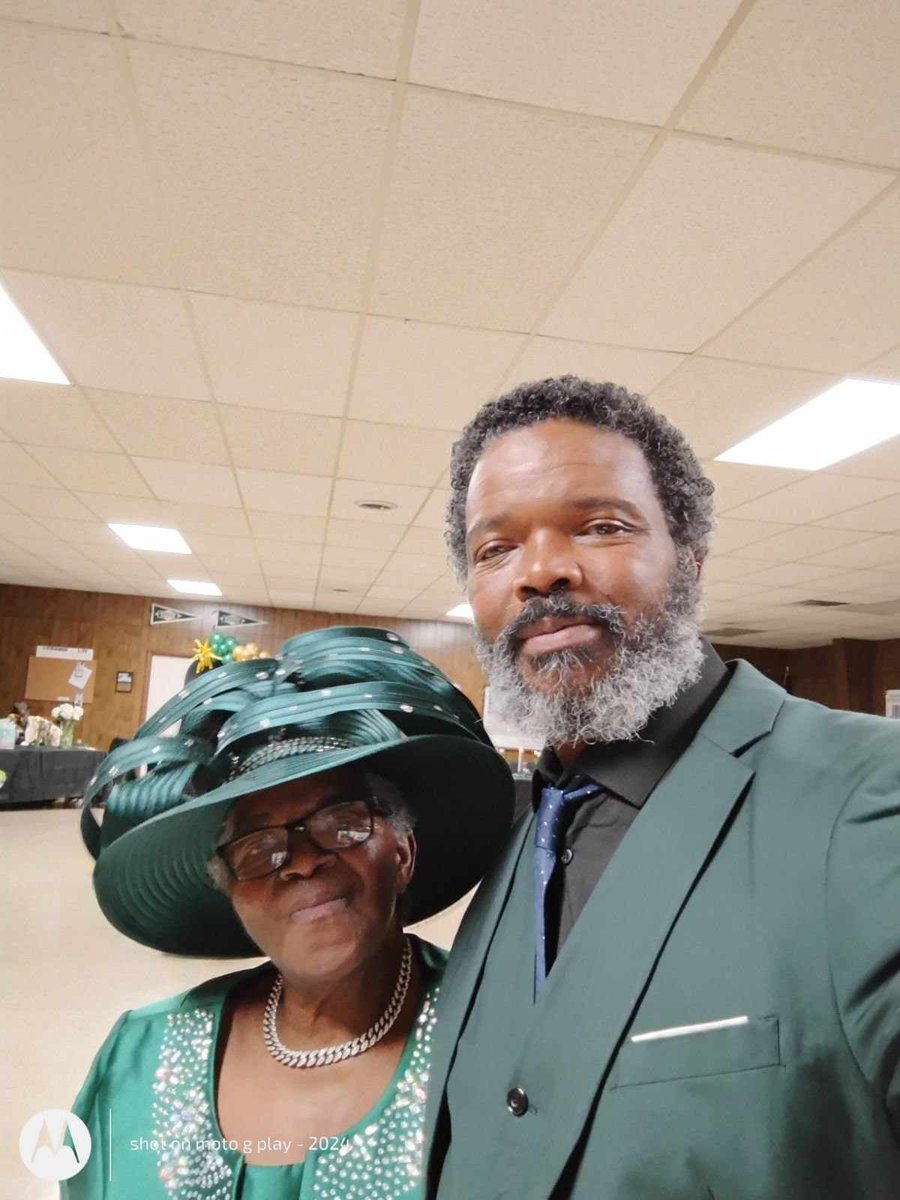 sissyc4's tweet photo. @50cent I need a picture of you in your suit with my mother in hers please Curtis please https://t.co/enK6SsaSQR