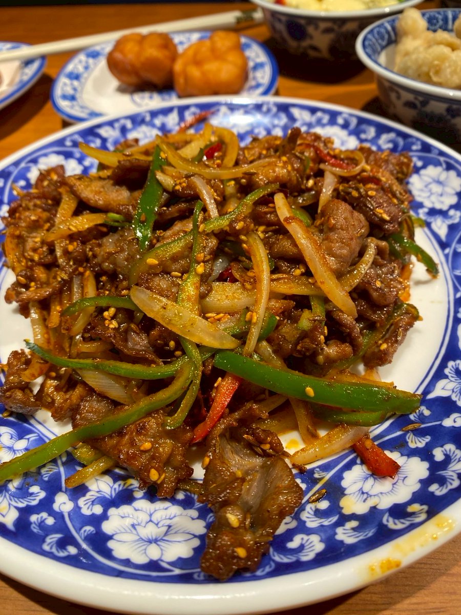 HKTinformation's tweet photo. おは北斗ん🌥️

昨日はハラール中華🍴で打合せ
ラムのクミン炒め、シシカバブ、もつスープに巨大シュウマイ…スパイス香る料理に舌鼓を打ちながら進む会話

異国情緒あふれる空間で、充実した時間となりました

今日も一歩ずつ、前へ👣🚶‍♂️
素敵な一日になりますように✨

#企業公式が朝の挨拶を言い合う https://t.co/LICX3QFShK