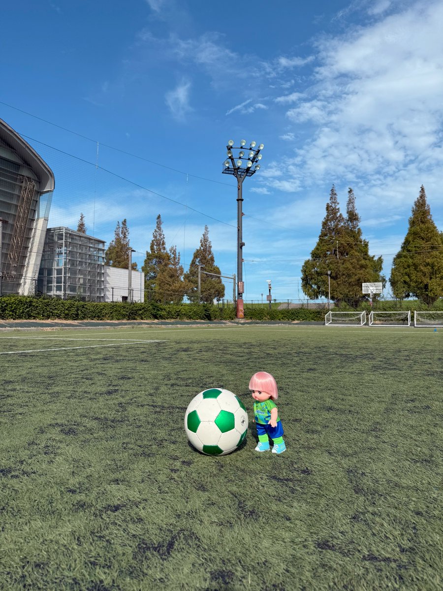 mellchan_dayo's tweet image. メルちゃんの ユニフォームを つくって もらったの✨
グラウンドが とっても ひろ～い⚽

#bellmare @bellmare_staff