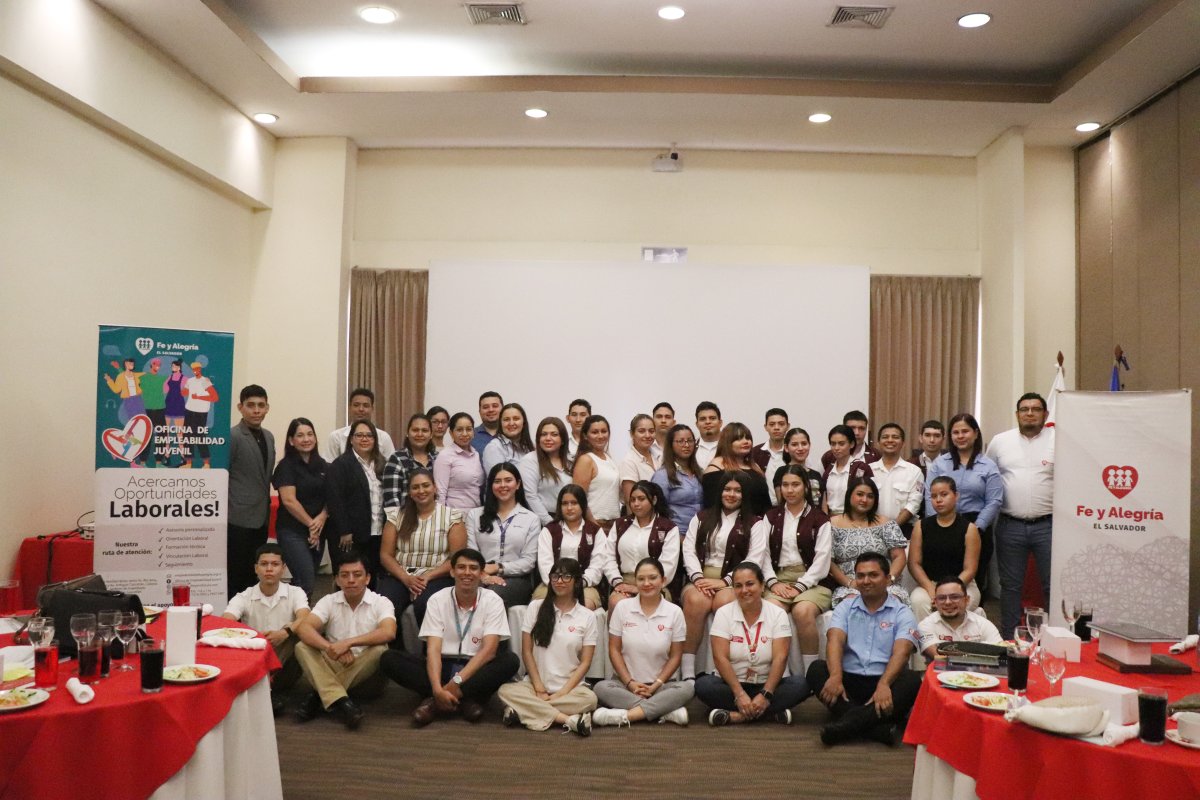 En #FeyAlegría San Miguel jóvenes y empresas analizaron buenas prácticas y retos de la inserción laboral. En 2025 replicaremos estos espacios en San Salvador y Santa Ana.
