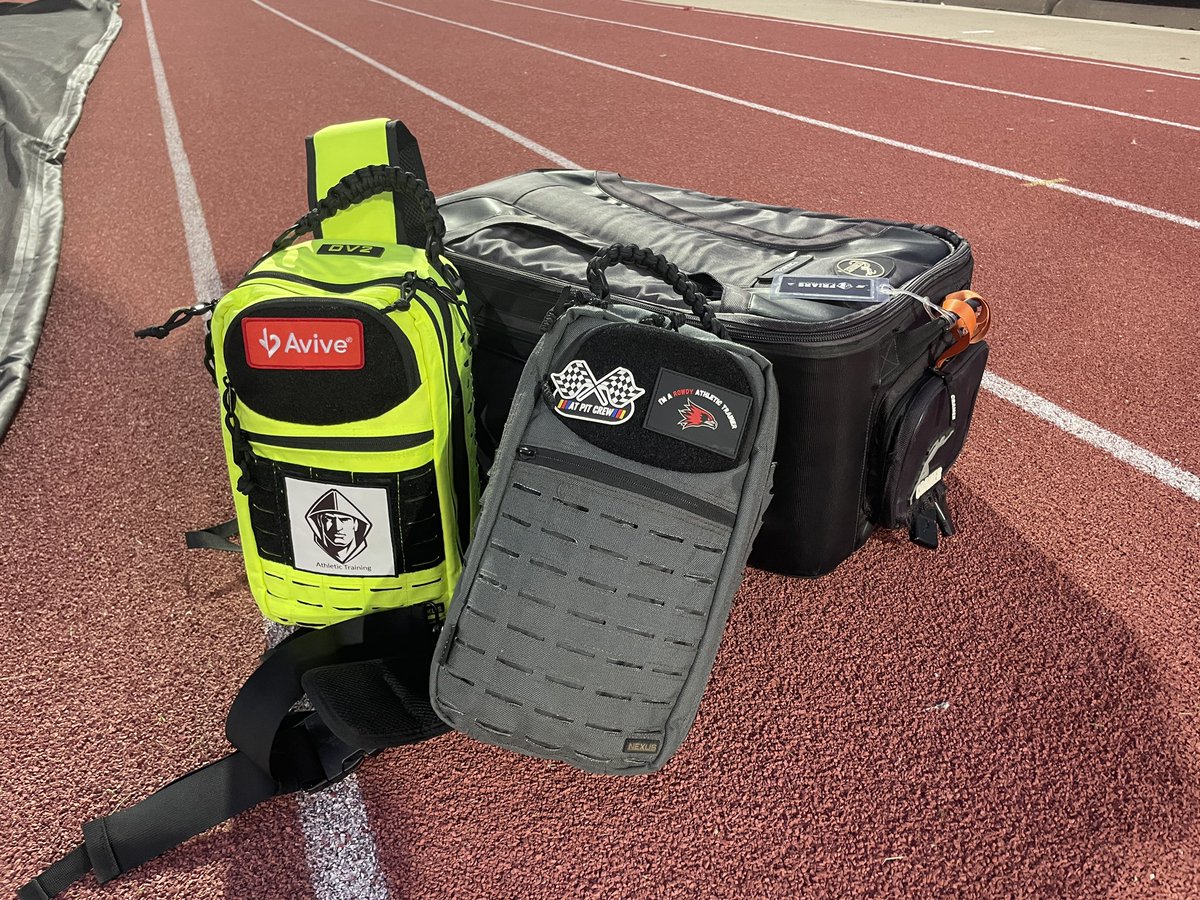 mnhopper1s's tweet image. Old school @CramerSportsMed and @NSportsmed Deadbugs on the sideline of this sub-varsity football game tonight. #AT4ALL @AviveSolutions in the neon bag!