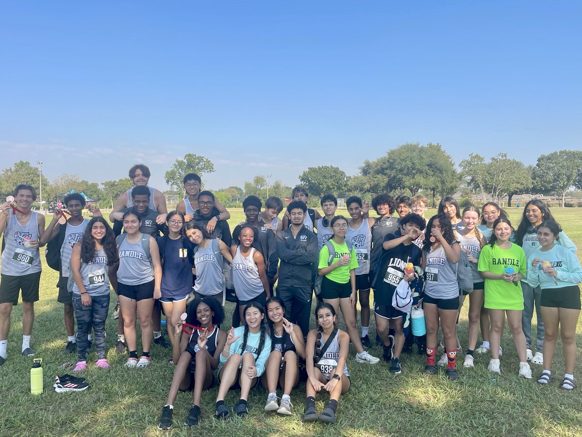 Lions ran like LIONS today at their last meet before district! 
We also have a new male school record set by ‘27 William Wendel, finishing 3rd with a time of 16:57.98‼️
Other medalist:
VB- Radeal Ainimiriam 5th
VG- Taylor Clay 22nd
JVB- Christian Pena 15th
JVG- Dahlila Lucero 9th