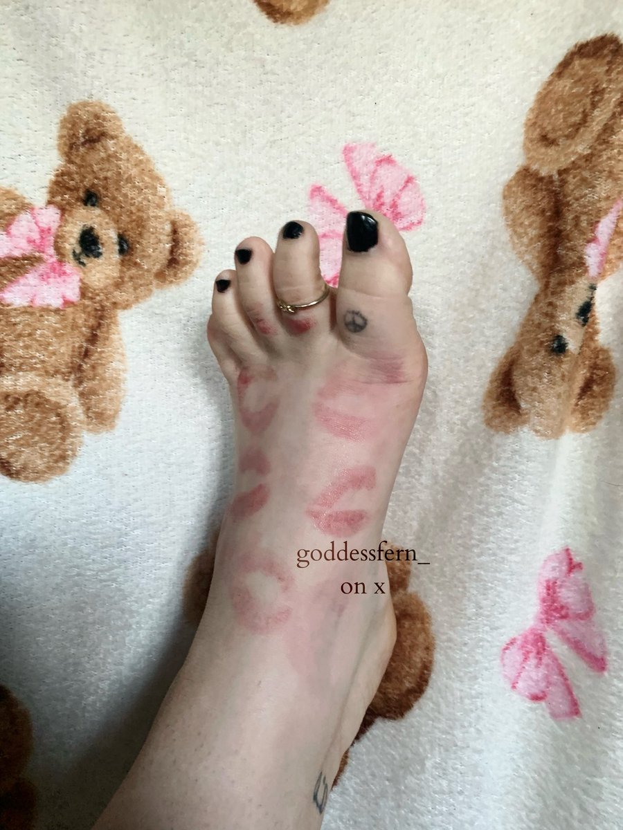 GoddessFern_'s tweet photo. you’re already drooling just staring at my feet, imagine if i actually let you touch them🐷 https://t.co/xK9v0Oy8eo
