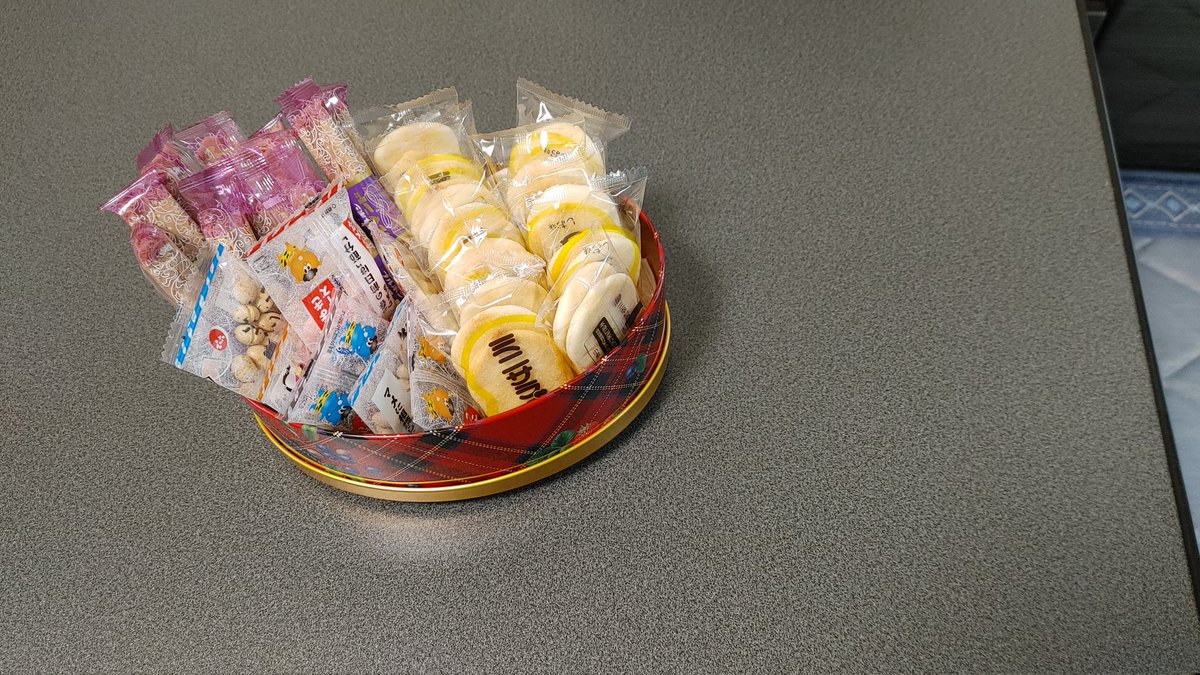 mutsu4989's tweet photo. 今日は休みなのでテーブルに精神安定剤を常備して摂取し気力を回復する https://t.co/EbEIQLmnvy
