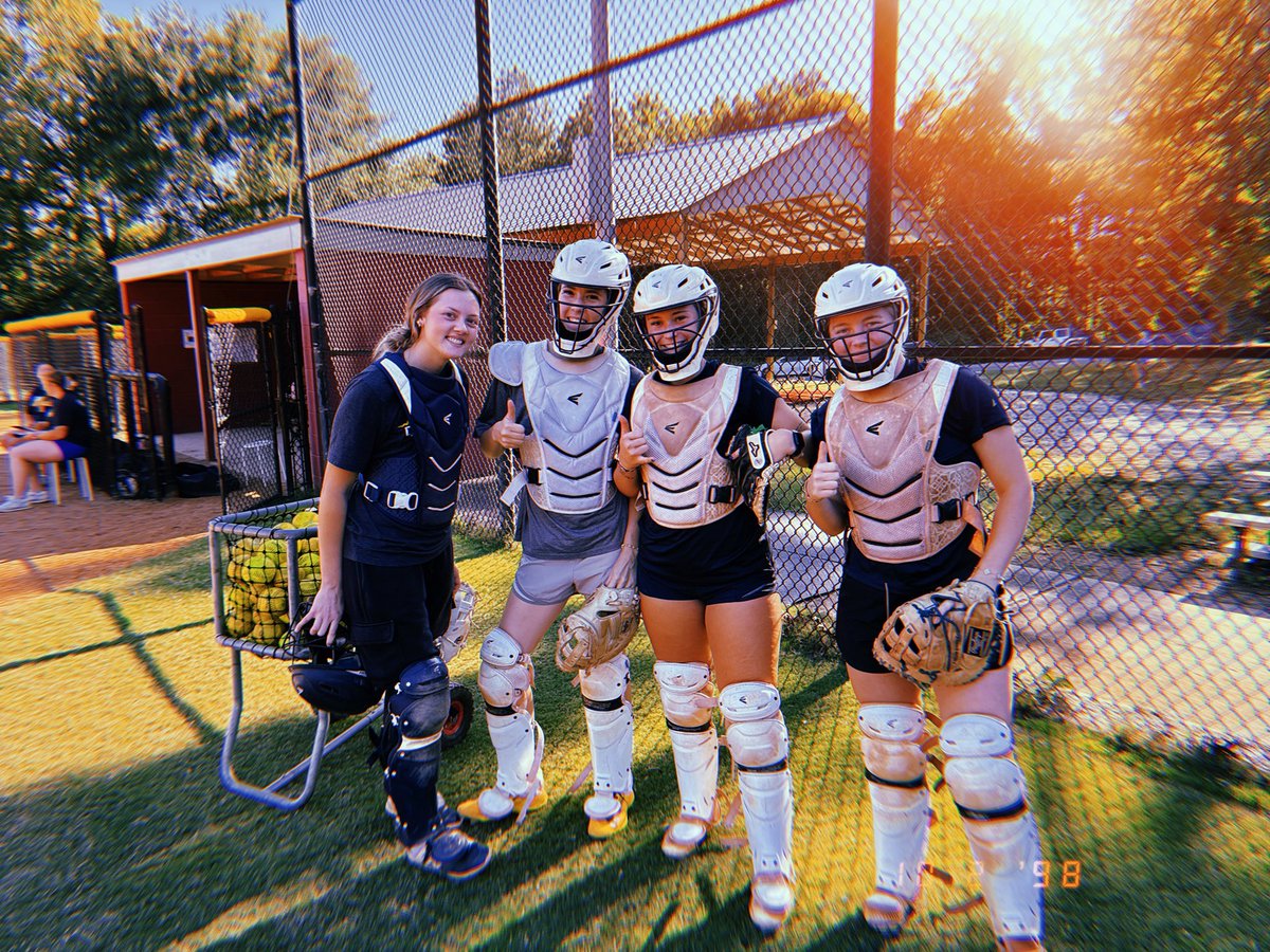 Catching fly balls &amp; fall vibes 🍁🍂
#fallball #family #pregamepractice