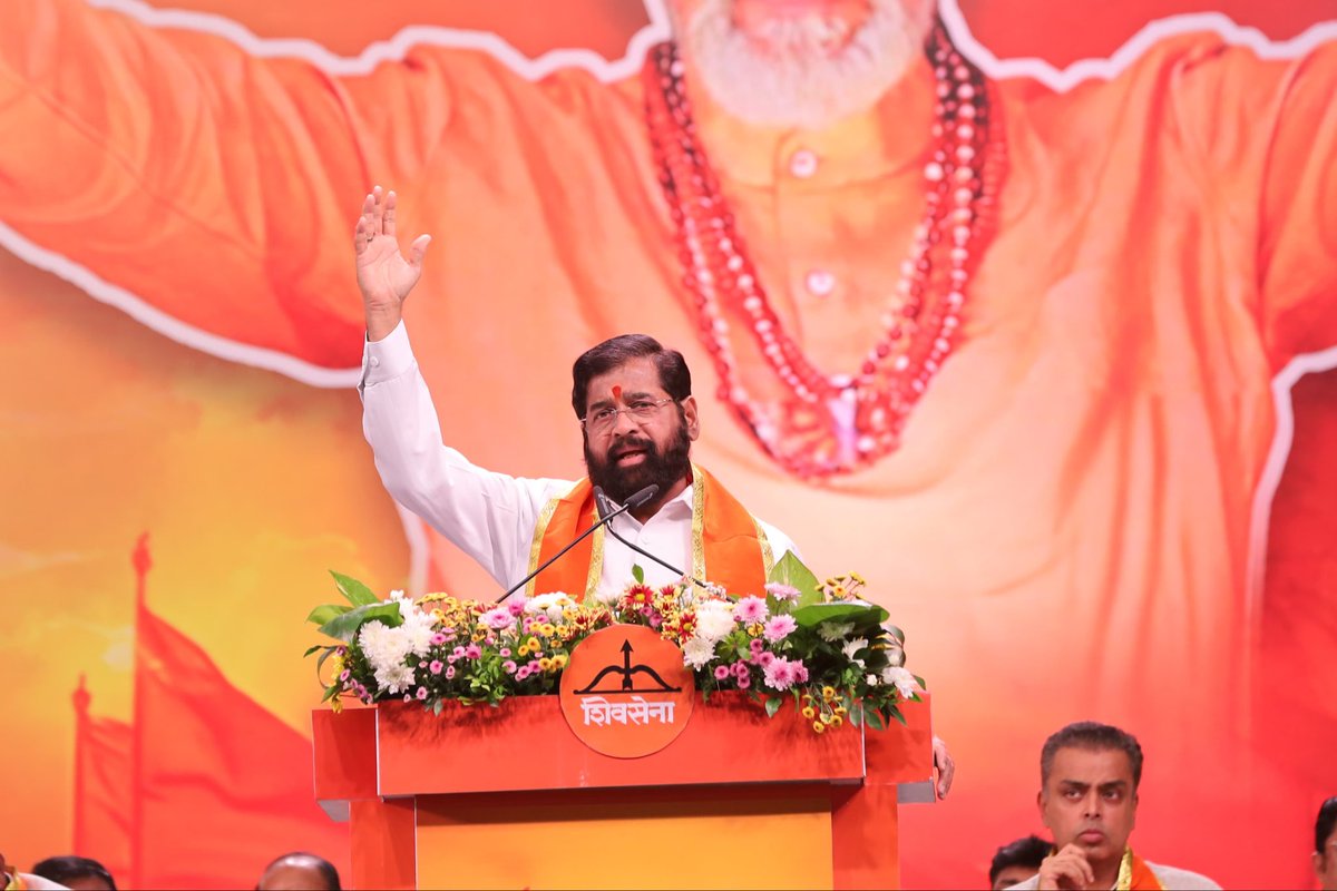 samant_uday's tweet photo. 📍 स्थळ: गोरेगाव

शिवसेना दसरा मेळावा 

नेस्को सेंटर, गोरेगाव येथे शिवसेनेचे मुख्य नेते, उपमुख्यमंत्री एकनाथ शिंदे साहेब यांच्या प्रमुख उपस्थितीत शिवसेनेचा दसरा मेळावा पार पडला. या मेळाव्यातून खऱ्या अर्थाने हिंदुहृदयसम्राट श्रीमान बाळासाहेब ठाकरे आणि धर्मवीर आनंद दिघे साहेब यांचे विचार राज्याच्या कानाकोपऱ्यापर्यंत पोहोचले.

शिवसेनेच्या दसरा मेळाव्यात ‘धर्मवीर आनंद दिघे नागरी सहाय्यता कक्ष’ या अनोख्या अभियानाचे लोकार्पण करण्यात आले. आजपासून राज्यभरातील विविध १०० ठिकाणी धर्मवीर आनंद दिघे नागरी सहाय्यता कक्ष सुरू झाले आहेत. या कक्षांच्या माध्यमातून केंद्र आणि राज्य सरकारच्या विविध कल्याणकारी योजनांची माहिती नागरिकांपर्यंत पोहोचवली जाणार आहे.

यावेळी उपमुख्यमंत्री एकनाथ शिंदे साहेब मार्गदर्शन करताना म्हणाले, “मदतीचं तोरण हेच शिवसेने��ं धोरण आम्ही मानतो. म्हणूनच, संकटात धावून जाणाऱ्या शिवसैनिकांचा मला अभिमान आहे. शेतकरी बांधवांनो, तुम्ही धीर सोडू नका, टोकाचं पाऊल उचलू नका. हा भाऊ तुमच्या पाठीशी आहे.”

या मेळाव्यास शिवसेनेचे सर्व मंत्री, आमदार, पदाधिकारी तसेच हजारोंच्या संख्येने शिवसैनिक उपस्थित होते.

@mieknathshinde @Shivsenaofc
